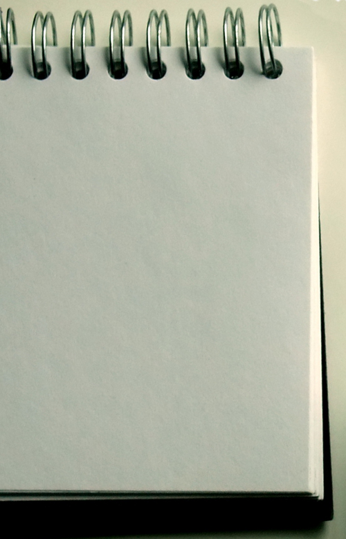 Cuaderno o libreta vertical con espiral de alambre arriba