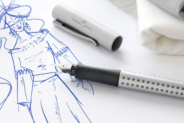 Dibujo y pluma estilográfica de la marca Faber-Castell