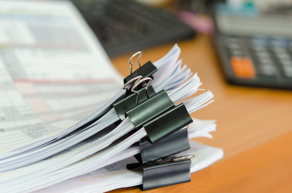 papel unido sin grapas con pinzas