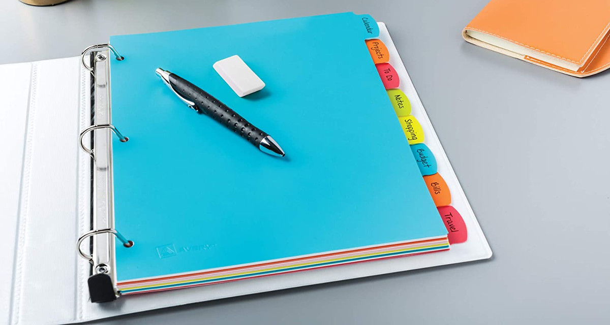 archivador con divisores de pestañas de colores